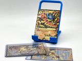 porte-cartes pokemon avec 3 cartes à l'intérieur sur une surface blanche