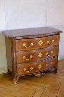 Petite commode à façade cintrée en placage de palissandre di… (photo 2)