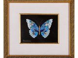 une peinture représentant un papillon aux ailes bleues sur fond noir