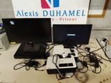 un bureau sur lequel sont posés deux écrans et un ordinateur portable