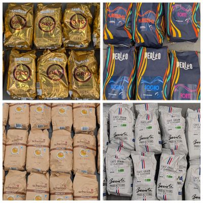 de nombreux paquets de café et des paquets de café exposés