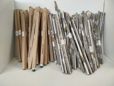 une boîte contenant de nombreux types de stylos et de crayons
