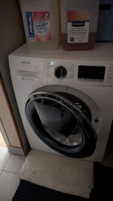 un lave-linge et un sèche-linge dans une petite pièce
