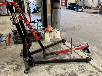 une photo d'un pont élévateur dans un garage