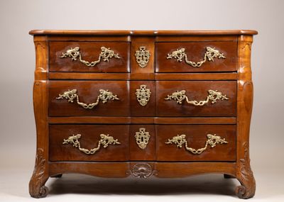 une commode ancienne dotée de poignées ouvragées et de ferrures en laiton