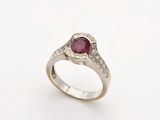 une image d'une bague sertie d'un diamant et d'un rubis sur fond blanc