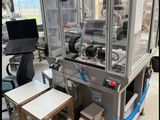 une machine placée au milieu d'une pièce