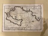 une vieille carte exposée dans une vitrine avec l'ombre d'une personne