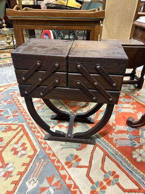 une petite table en bois surmontée de deux tiroirs