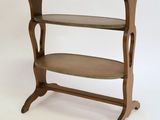 une petite table surmontée d'une étagère