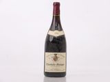 une bouteille de vin posée sur une table