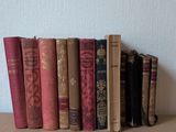 plusieurs vieux livres sont alignés sur une table