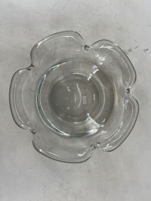 un bol en verre transparent orné d'un motif floral