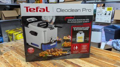 une boîte de Tefal Cleaclean Pro posée sur une table