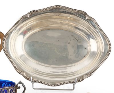 un plateau en argent avec un bol bleu et une cuillère posés sur une table