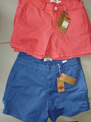 deux paires de shorts roses et bleus avec leurs étiquettes encore attachées