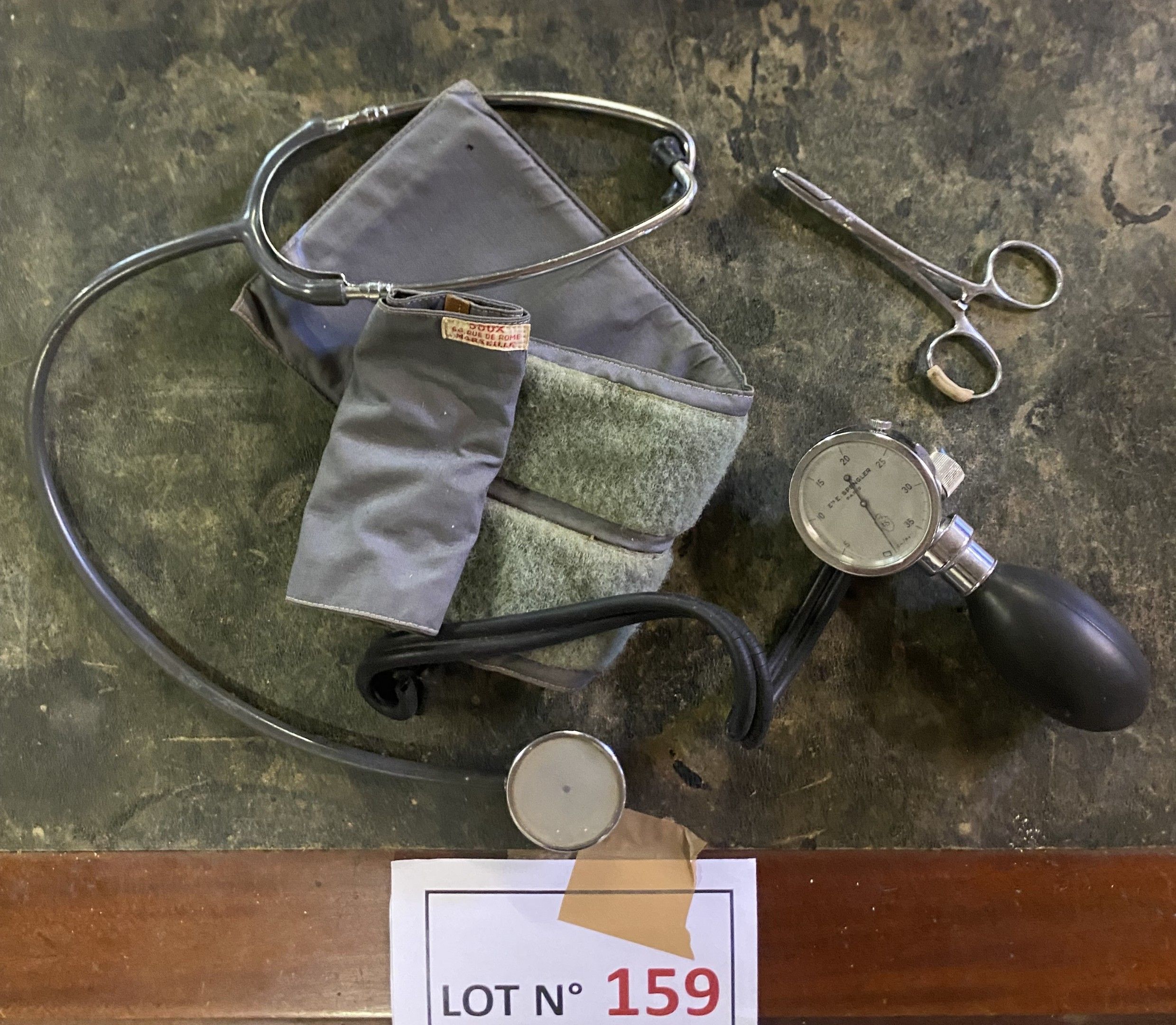 Lot médecin : comprenant ciseaux-pince dit clampe avec stéthoscope et tensiomètre vintage. En l’état d’usage avec usu...