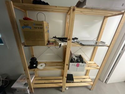 une étagère en bois sur laquelle est posé un ordinateur portable
