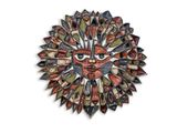 une photo d'une tenture murale décorative représentant un masque