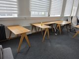 trois bureaux dans un coin d'une pièce où se trouve un radiateur dans un coin