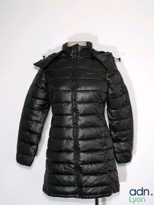 un manteau noir sur un mannequin mannequin mannequin mannequin mannequin mannequin mannequin mannequin mannequin mannequin
