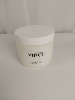 une image représentant un pot de crème posé sur une surface blanche