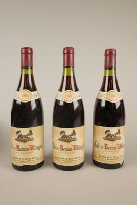 trois bouteilles de vin posées l'une à côté de l'autre sur une table