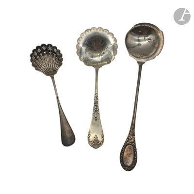 trois cuillères en argent et une cuillère ornée d'une fleur
