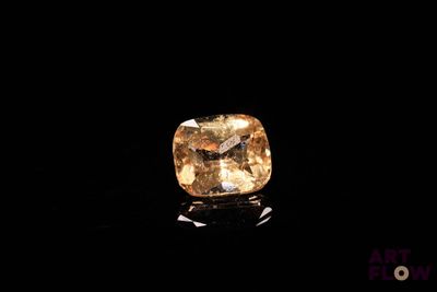 gros plan d'un diamant jaune sur une surface noire