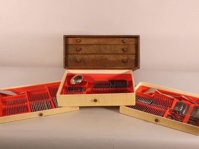 trois boîtes en bois contenant de l'argenterie, posées sur une table