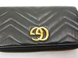 un gros plan d'un sac à main noir orné d'un logo doré