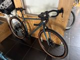 un vélo garé devant une porte