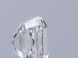 un gros plan d'un diamant taillé en forme de diamant sur une surface noire