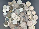 une pile de pièces de monnaie posée sur une table