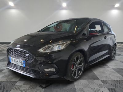 La nouvelle Ford Fiesta est prête à être exposée dans le showroom.