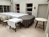 de nombreuses tables et chaises dans une pièce où se trouvent déjà une table et des chaises