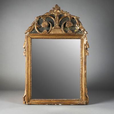 Miroir à fronton en bois mouluré, stuqué et doré, à décor de…