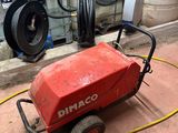 une machine rouge qui se trouve au sol dans un garage