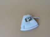 une bague posée sur un porte-bague