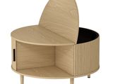 un gros plan d'une petite table ronde avec un plateau en bois