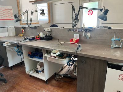 une photo d'un atelier où le plan de travail est encombré