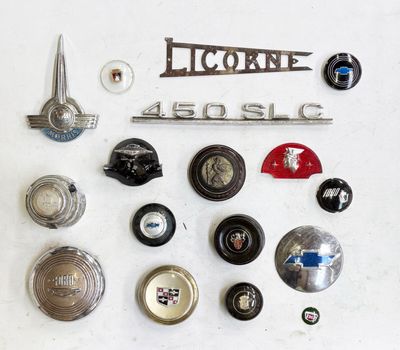 de nombreux types d'emblèmes et d'insignes automobiles accrochés au mur