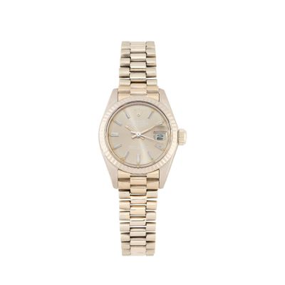 gros plan d'une montre-bracelet sur fond blanc