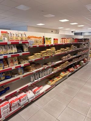 de nombreuses étagères dans le magasin, sur lesquelles sont disposés des produits alimentaires