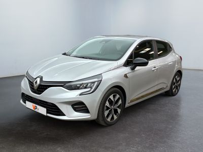 Une voiture blanche est garée dans une pièce au sol noir.