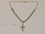 une boîte contenant un collier et un collier orné d'une croix