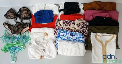 beaucoup de sous-vêtements et de soutiens-gorge étalés sur une table