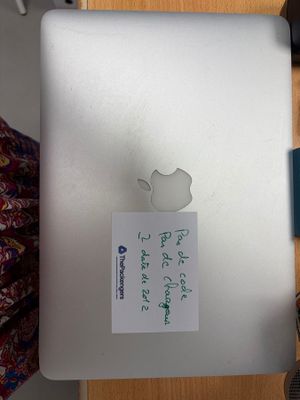 un autocollant au dos d'un ordinateur portable Apple