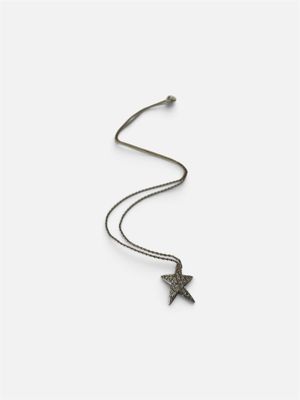 un collier en argent avec une breloque en forme d'étoile sur une chaîne
