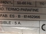 un gros plan sur une étiquette apposée sur le côté d'une machine